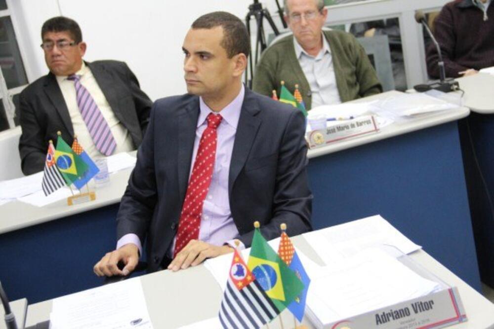 ADRIANO VITOR SOLICITA INSTALAÇÃO DE REDE DE ESGOTO NO BOTÂNICO 1000