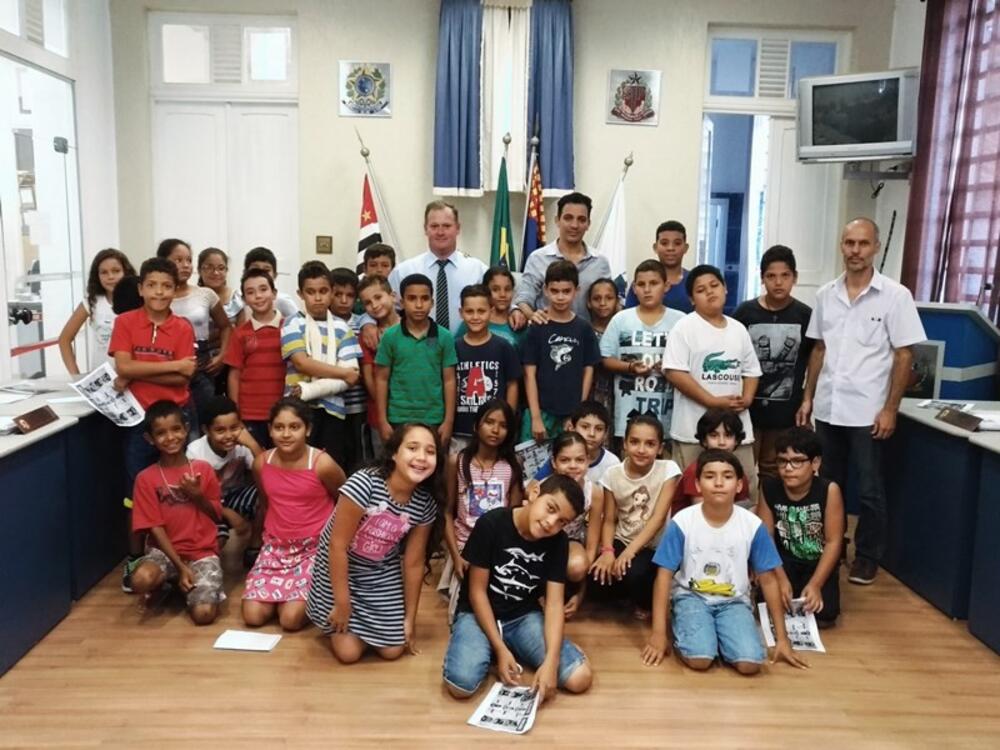 LUIZ MELADO, ROBINHO E ELIAS CANDEIAS RECEBEM ALUNOS DA EMEB “MODESTO BENEDITO DE PAULA”