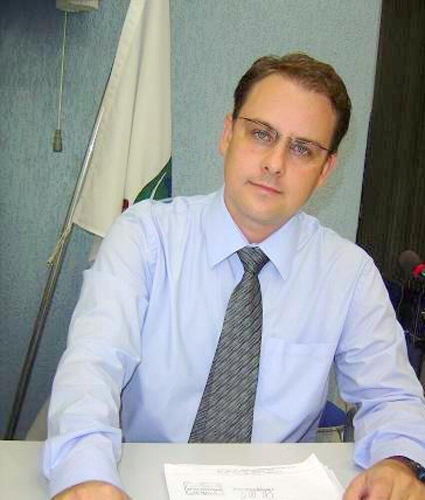 VEREADOR ALEX QUESTIONA PREFEITURA SOBRE LEI Nº2.461/04
