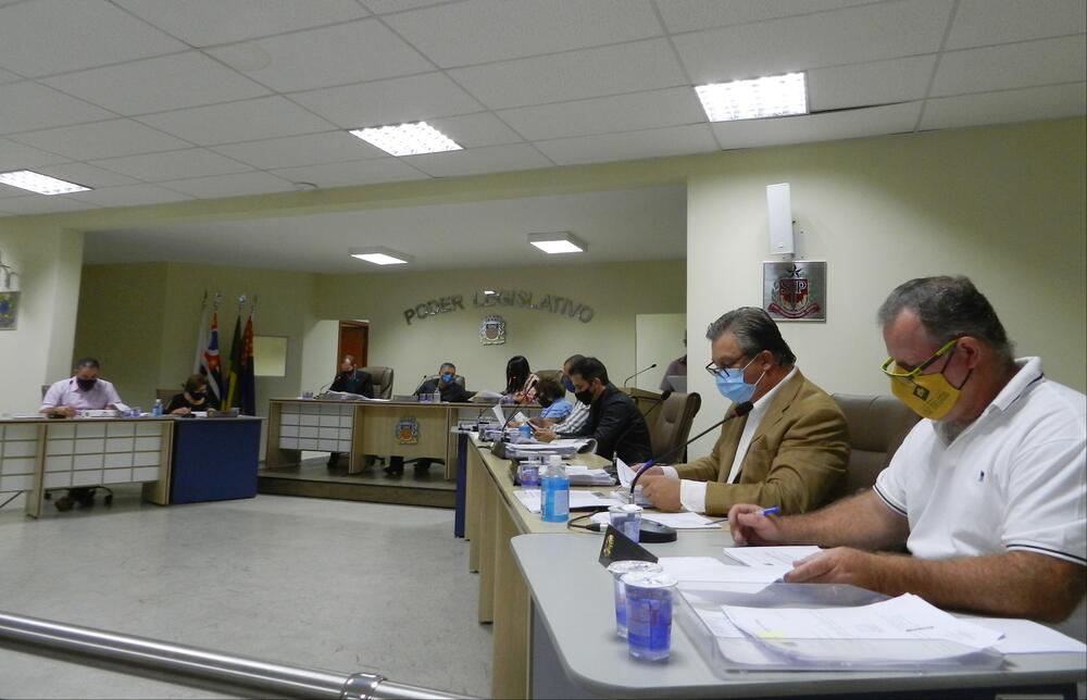 REQUERIMENTOS PEDEM INFORMAÇÕES SOBRE CONSTRUÇÃO DE QUIOSQUES E REFORMA DE GINÁSIO