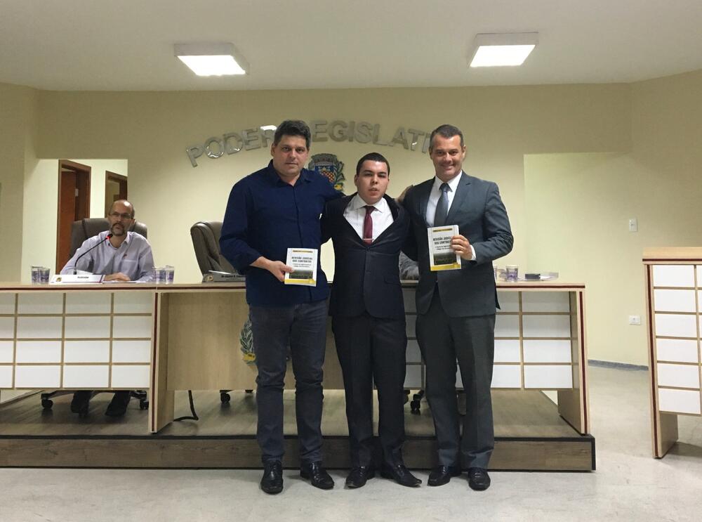 CÂMARA ENTREGA MOÇÃO DE APLAUSOS A ADVOGADO DANIEL EISAQUI