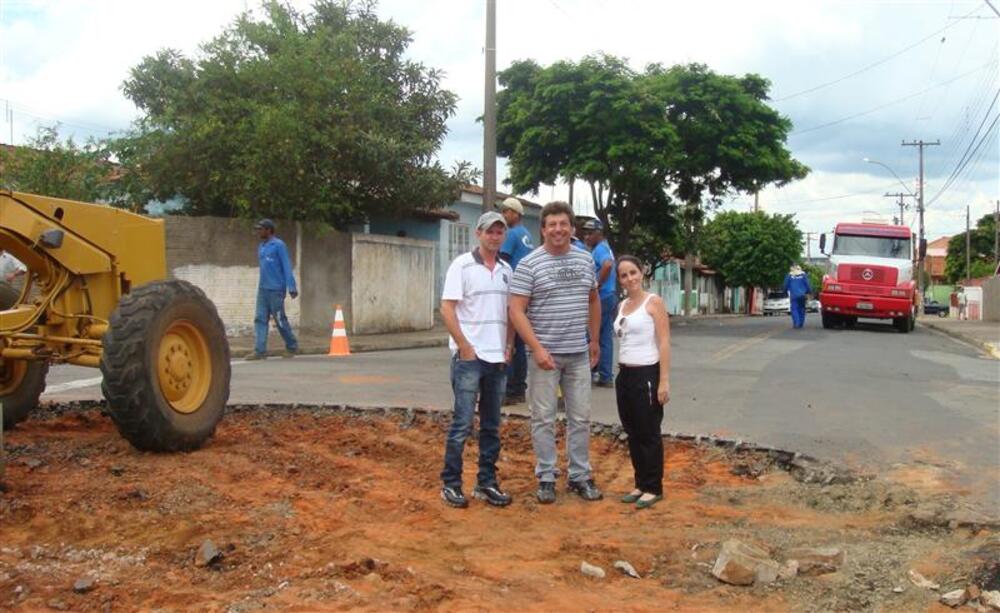 VEREADOR BRANCO PARTICIPA DA MARCAÇÃO DA NOVA ROTATÓRIA