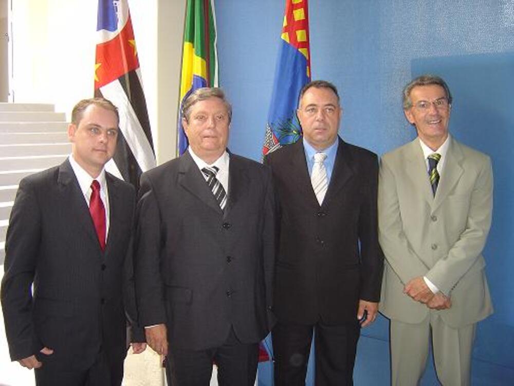 VEREADORES SÃO EMPOSSADOS E ELEGEM NOVA MESA DIRETORA