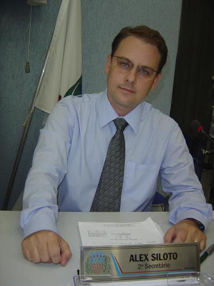 ALEX PEDE MANUTENÇÃO NO CEMITÉRIO MUNICIPAL