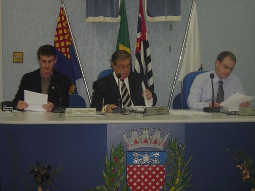 CÂMARA APROVA PROJETOS PARA RECAPEAMENTO E AQUISIÇÃO DE TRATOR
