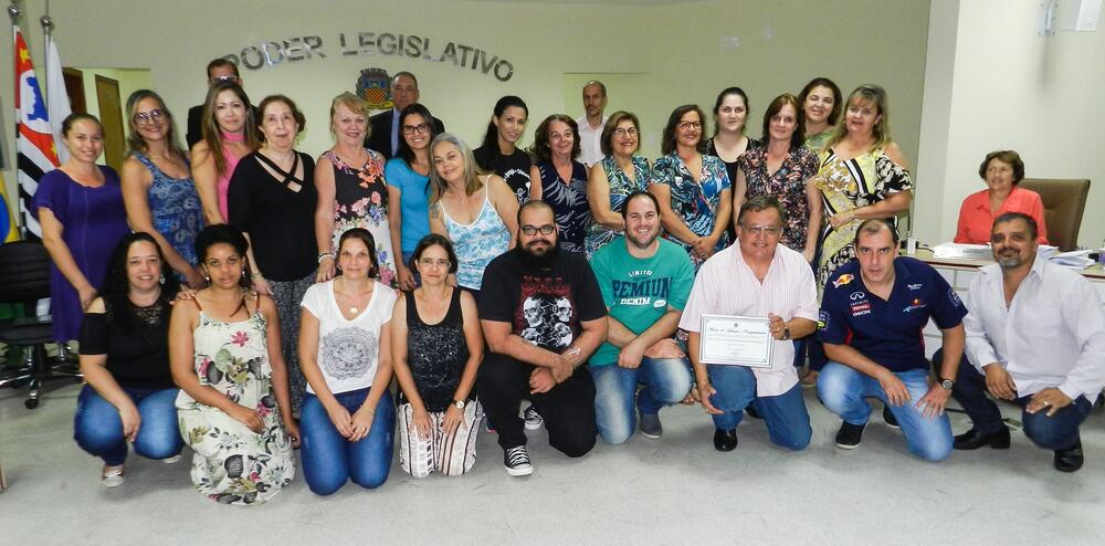 CÂMARA HOMENAGEIA PROFESSORES, ATLETAS E ARTISTA DO MUNICÍPIO EM ENTREGA DE MOÇÕES