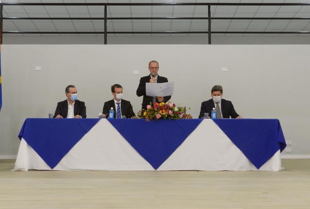 VEREADORES TOMAM POSSE E ELEGEM MESA DIRETORA