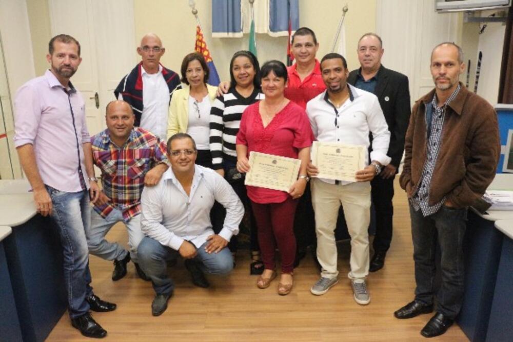VEREADORES ENTREGAM MOÇÕES DE APLAUSOS AOS MÉDICOS CUBANOS