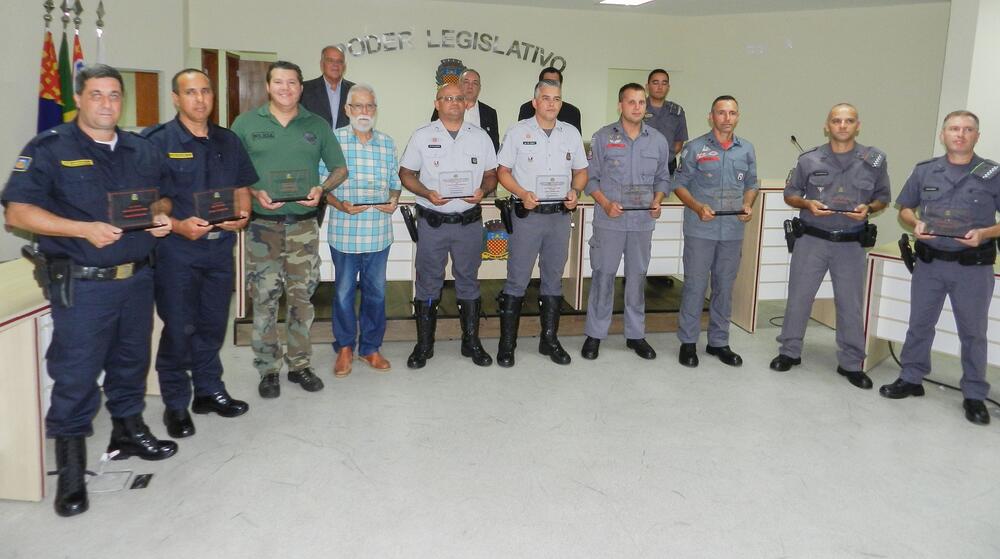CÂMARA HOMENAGEIA “POLICIAIS DESTAQUE” DE 2018 E ENTREGA MEDALHA 22 DE FEVEREIRO