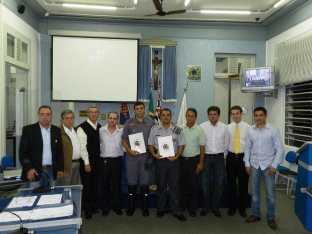 CORPORAÇÃO DA POLÍCIA MILITAR E CIVIL RECEBEM HOMENAGEM NA CÂMARA MUNICIPAL