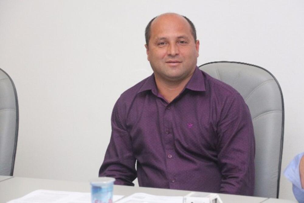 VEREADOR GILBERTO PEDE GRADE EM BUEIRO PARA EVITAR ACIDENTES