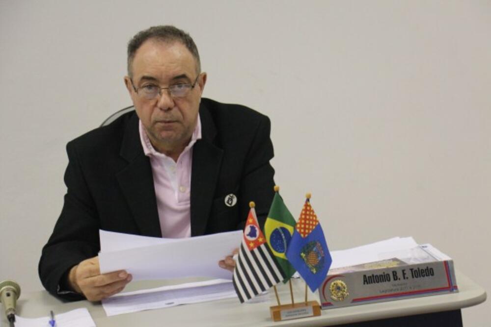 VEREADOR PEDE SEMÁFORO NO CRUZAMENTO DAS RUAS VERÍSSIMO PRADO E JOAQUIM TEIXEIRA DE TOLEDO