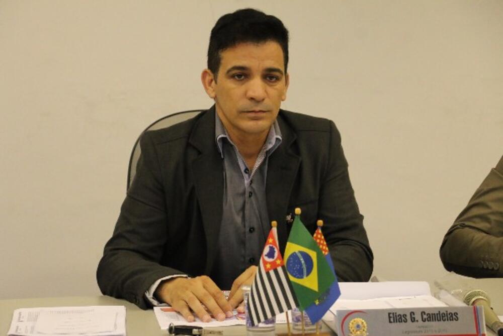 ELIAS CANDEIAS SOLICITA A INSTALAÇÃO DE UMA PIA NO CENTRO DE CONVENÇÕES