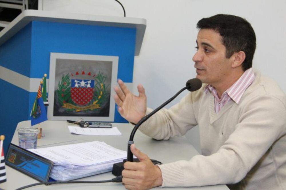 ELIAS CANDEIAS SOLICITA SINALIZAÇÃO DE PARE NA RUA SANTINA M. MATARAZZO NO BAIRRO NOVA ESTÂNCIA