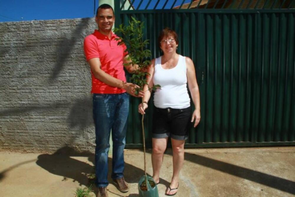 ADRIANO VITOR COLABORA COM O MEIO AMBIENTE DOANDO MUDAS DE ÁRVORES