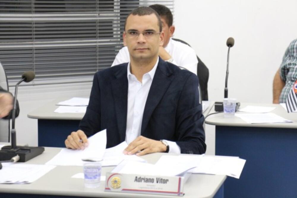 ADRIANO VITOR REQUER LIMPEZA DO PISO DA PRAÇA DA MATRIZ