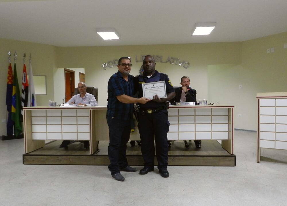 GUARDA CIVIL RECEBE MOÇÃO DE APLAUSOS DURANTE SESSÃO DA CÂMARA