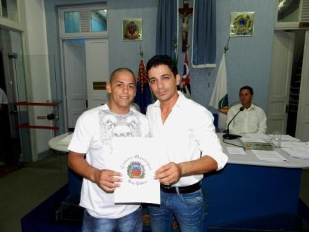 ELIAS ENTREGA MOÇÃO PARA GILLIARDE DE LIMA CAMPEÃO DE JIUT-JITSU
