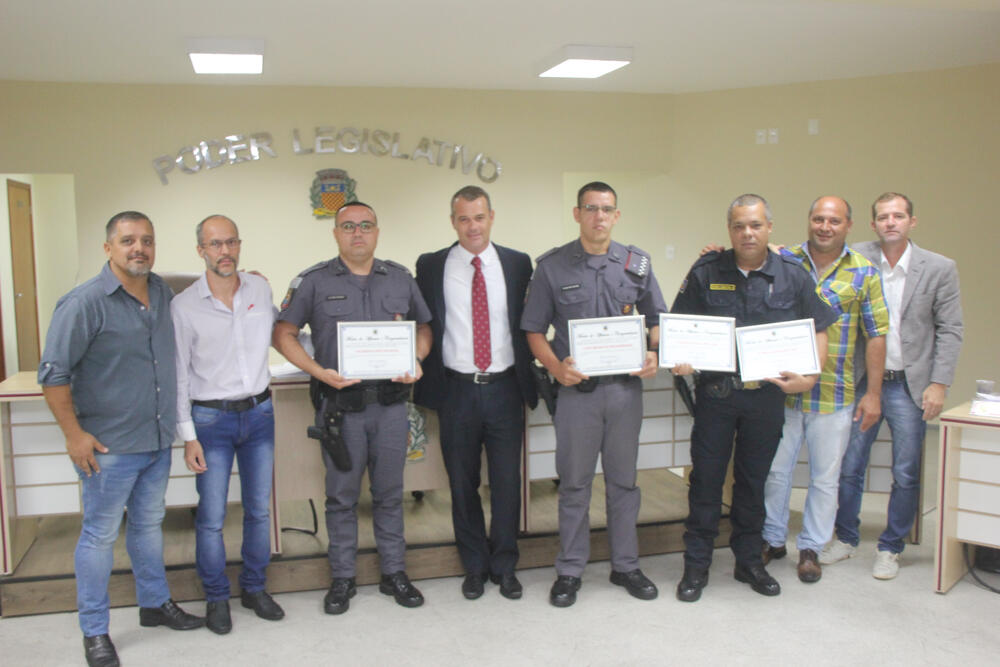 GUARDAS CIVIS MUNICIPAIS E POLICIAIS MILITARES RECEBEM MOÇÃO DE APLAUSOS NA CÂMARA