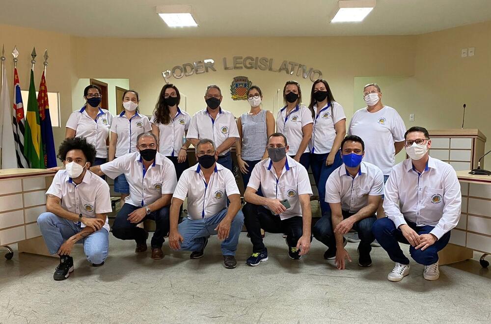 CÂMARA FAZ ENTREGA DE UNIFORMES A SERVIDORES PÚBLICOS