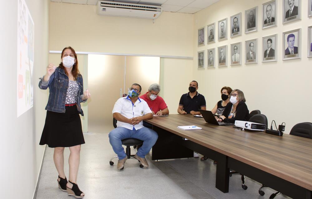 VEREADORES DE SÃO PEDRO SE REÚNEM COM SECRETÁRIA MUNICIPAL DE SAÚDE