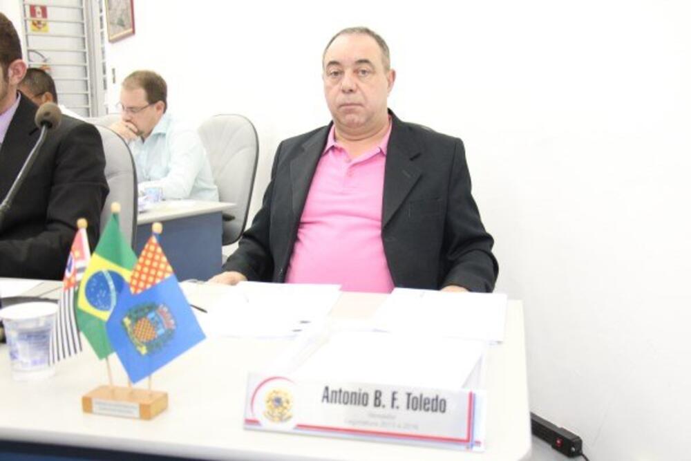 TONINHO DA SORVETERIA COBRA RECAPEAMENTO ASFÁLTICO NAS RUAS DO BAIRRO MARILUZ