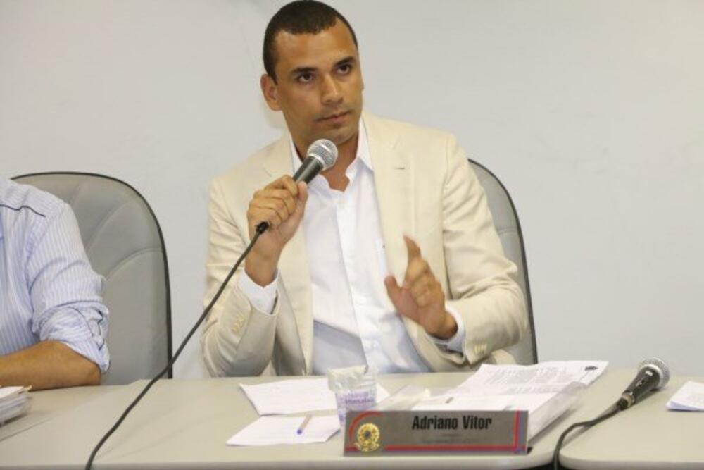 ADRIANO VITOR SOLICITA ILUMINAÇÃO PÚBLICA PARA ACADEMIA AO AR LIVRE NA SANTA CRUZ