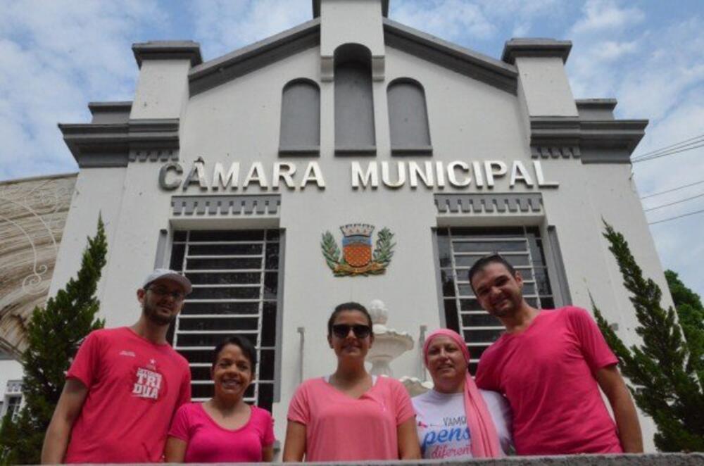 CRISTO E CÂMARA RECEBEM LUZES ESPECIAIS EM PROL DO OUTUBRO ROSA