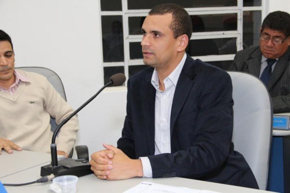 ADRIANO VITOR REQUER INFORMAÇÕES AO SECRETARIO MUNICIPAL DE EDUCAÇÃO