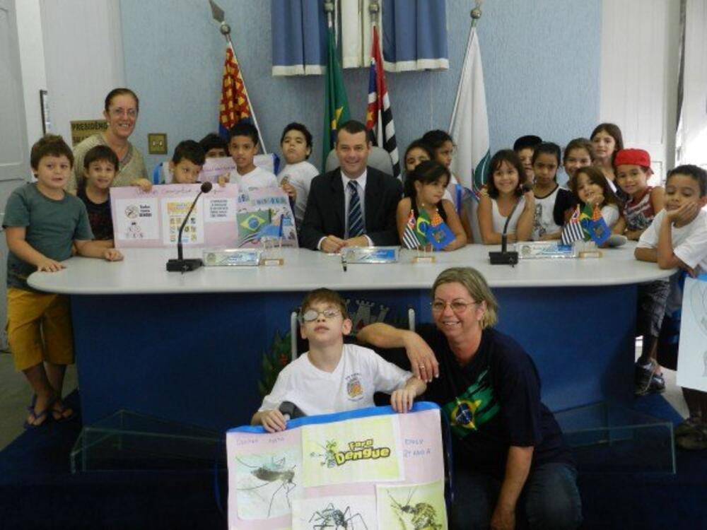 ALUNOS DA EMEI JOAQUIM NORBERTO DE TOLEDO PROMOVEM CAMPANHA CONTRA A DENGUE