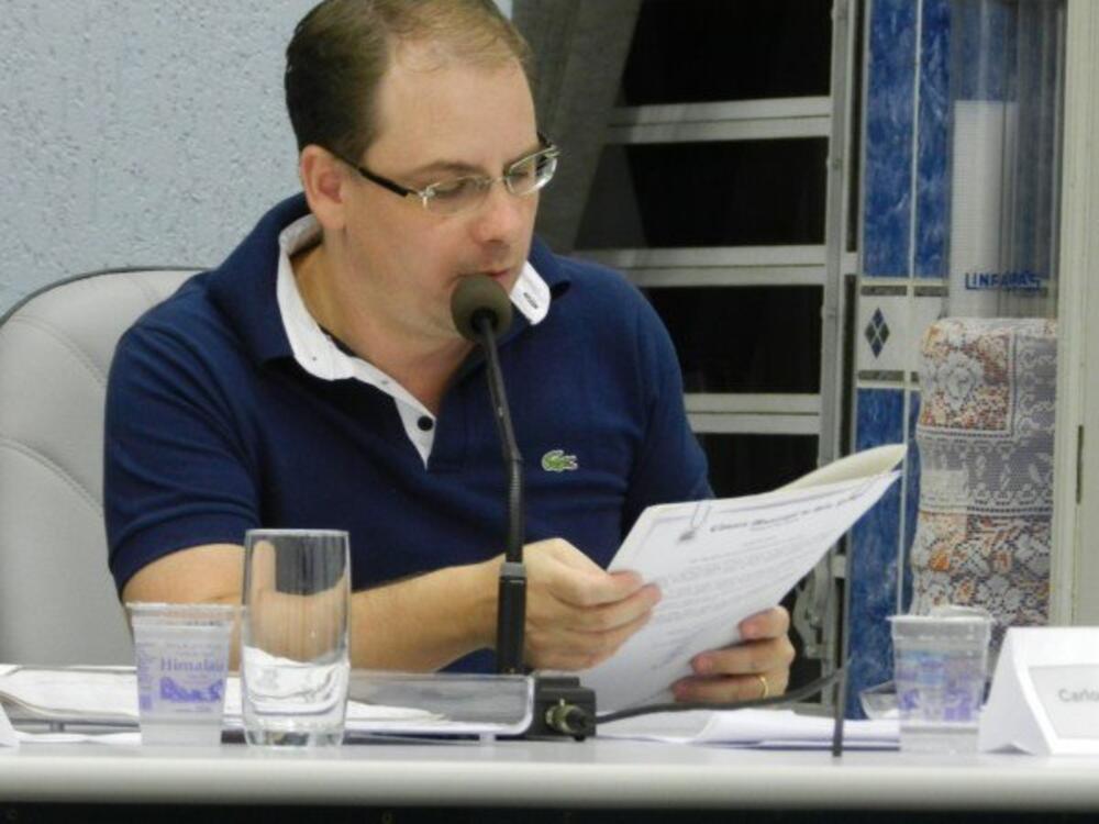 ALEX SILOTO REQUER INFORMAÇÕES SOBRE VEÍCULOS ABANDONADOS EM VIAS PÚBLICAS