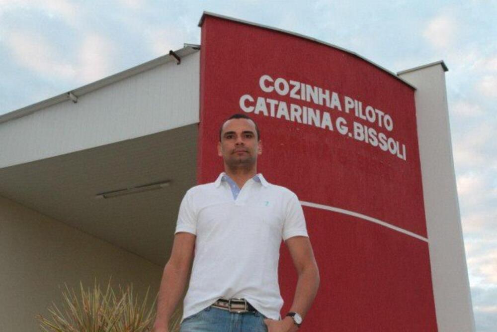 ADRIANO VITOR REALIZA VISITA SURPRESA NO PRÉDIO DA COZINHA PILOTO