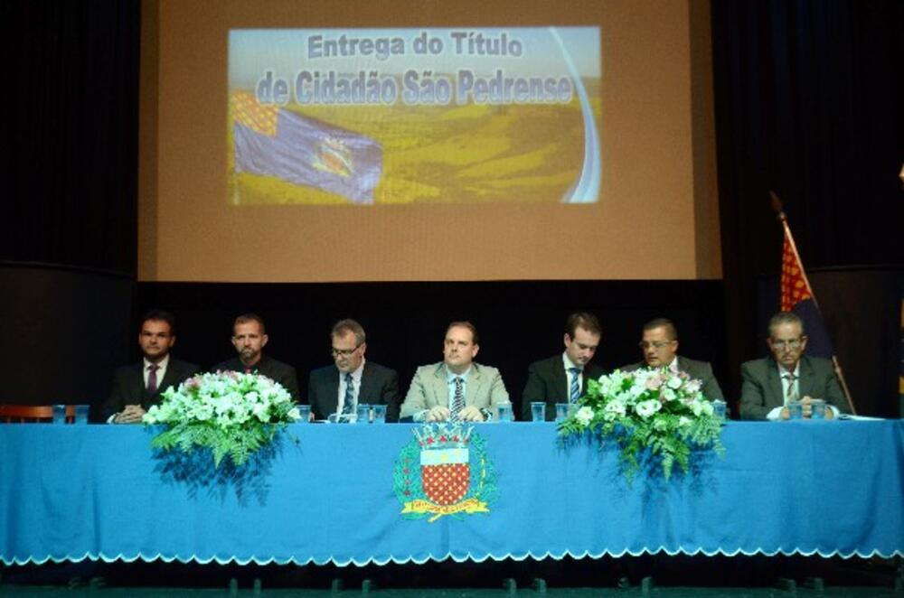 EM SESSÃO SOLENE CÂMARA ENTREGA TÍTULO DE CIDADÃO SÃO PEDRENSE