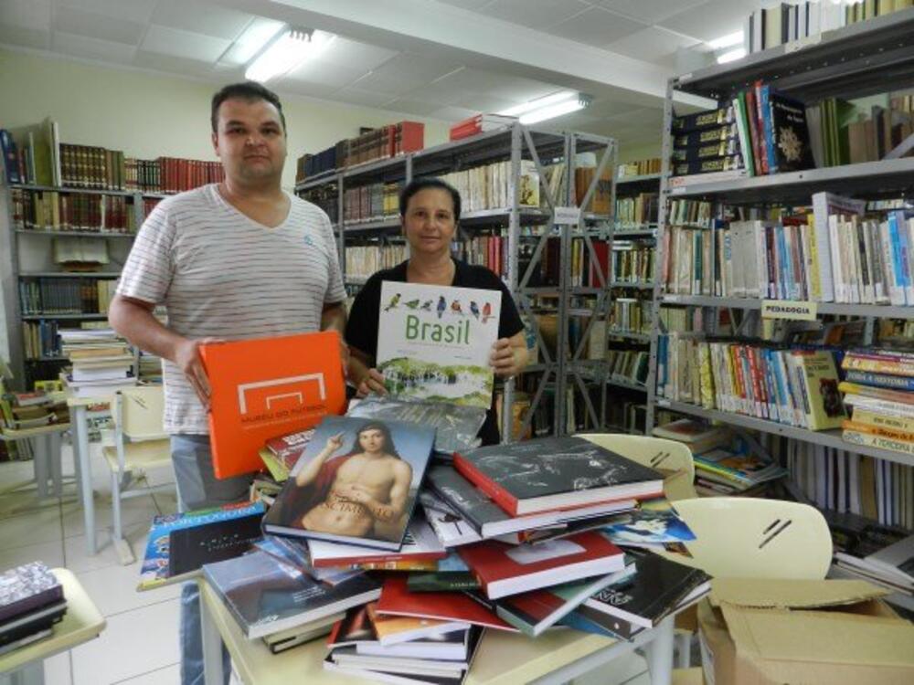 BIBLIOTECA MUNICIPAL RECEBE DOAÇÃO DE LIVROS DO VEREADOR IVAN TEIXEIRA