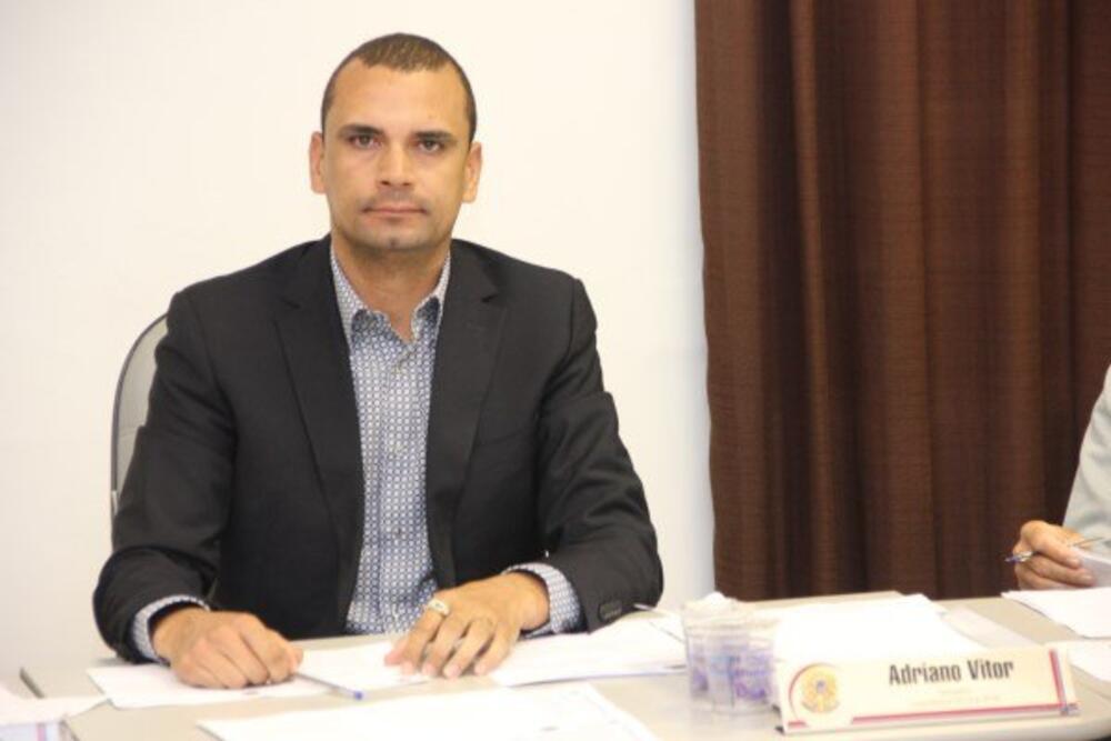 ADRIANO VITOR SUGERE REDUTOR DE VELOCIDADE NA RUA RENATO BONFIGLIO