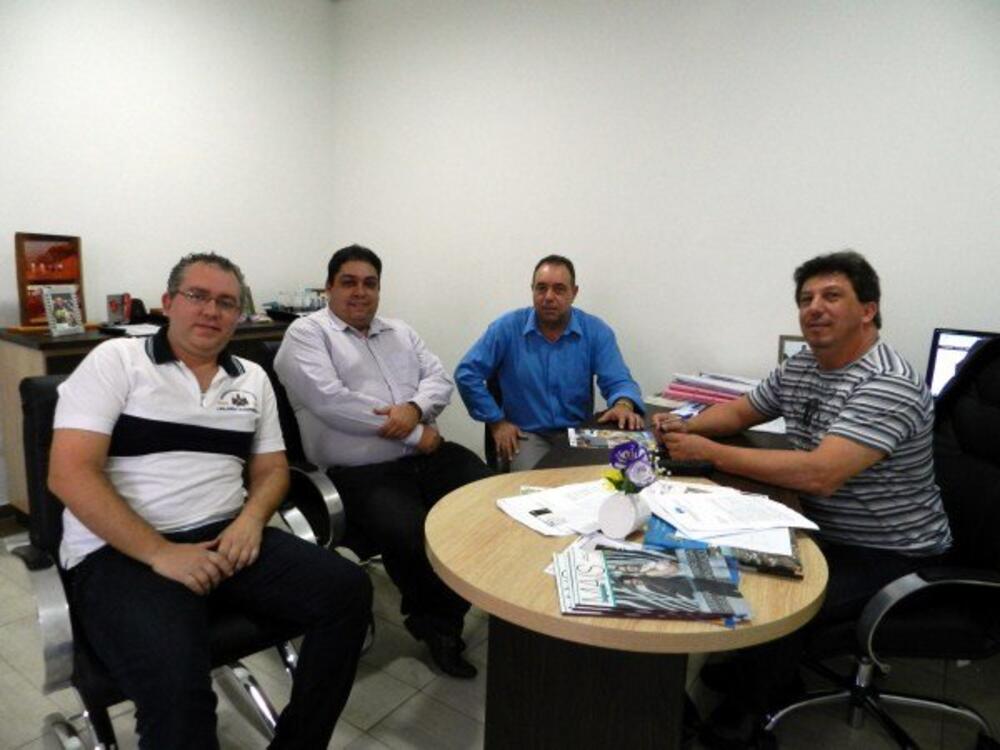 VEREADOR TONINHO DA SORVETERIA SE REÚNE COM EMPRESÁRIO INTERESSADO EM INVESTIR NO MUNICÍPIO