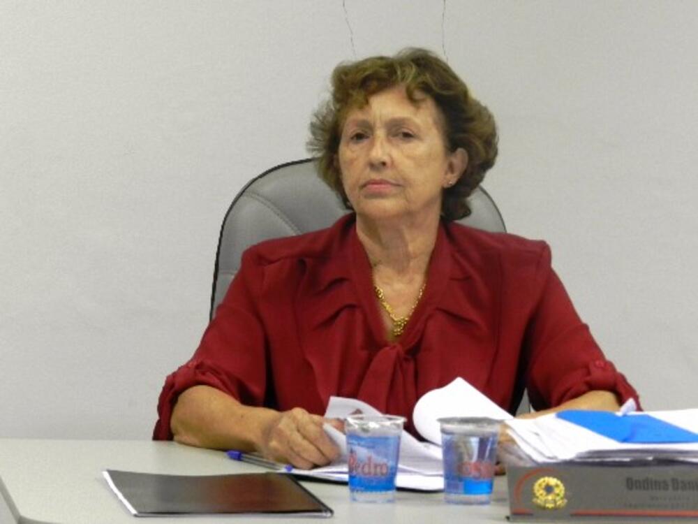VEREADORA ONDINA PROPÕE HOMENAGEM A PROFESSORA CECÍLIA APARECIDA GHIROTTI