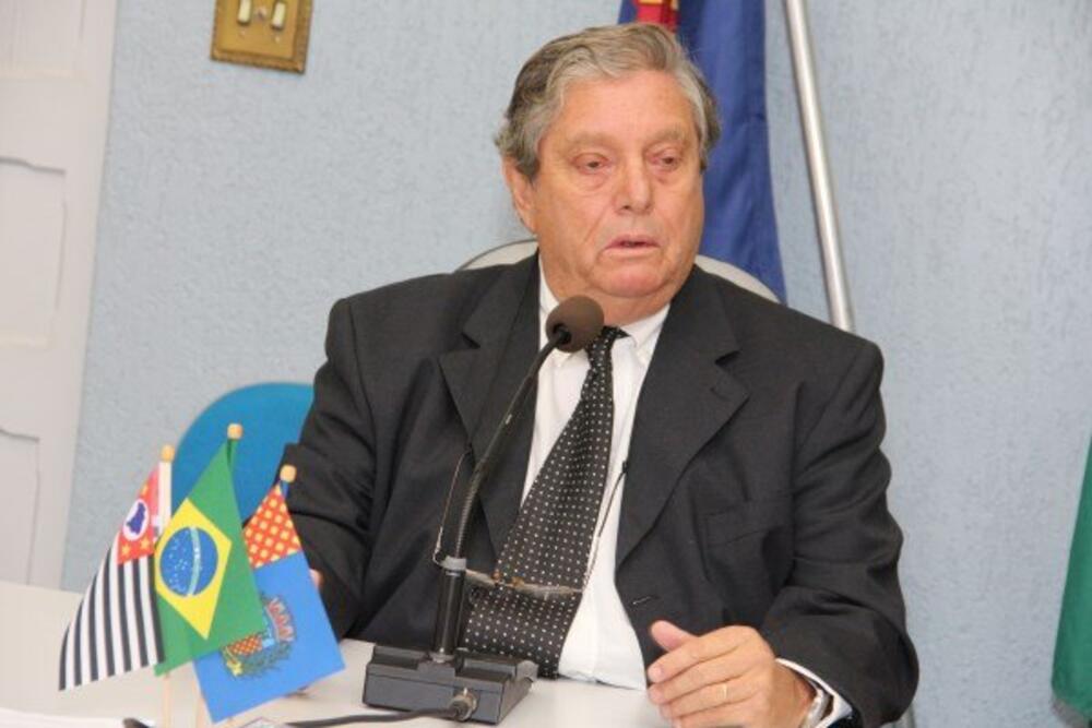 LUIZ AZZINI SUGERE CONTRATAÇÃO DE PROFISSIONAL PARA CRIAÇÃO DE EQUIPES DE NATAÇÃO NO MUNICÍPIO