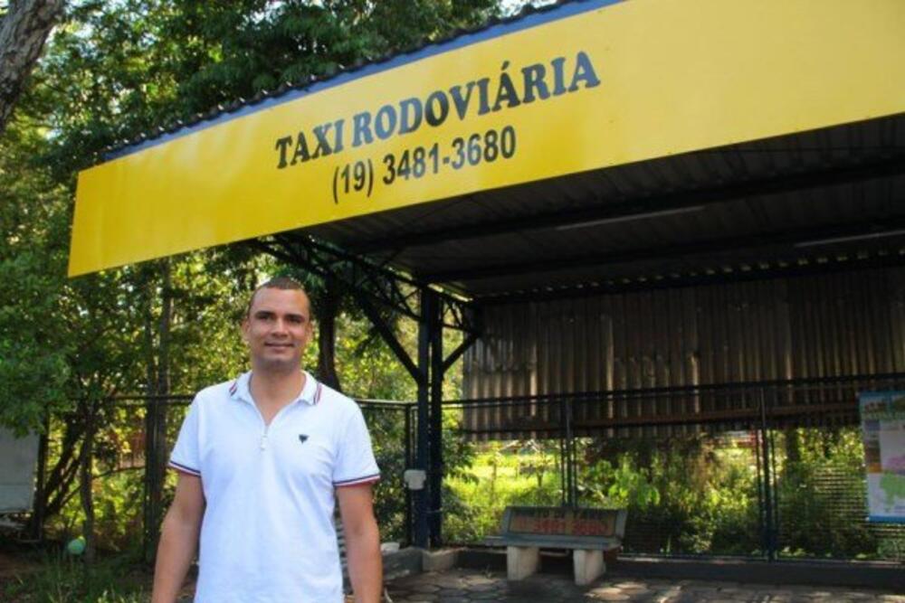VEREADOR ADRIANO VITOR REALIZA MELHORIAS EM PONTO DE TÁXI DA RODOVIÁRIA
