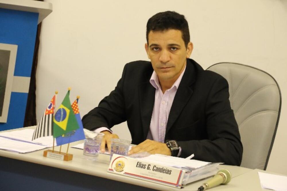 ELIAS CANDEIAS COBRA LIMPEZA NO CAMPO DE AREIA LOCALIZADO AO LADO DA GARAGEM MUNICIPAL