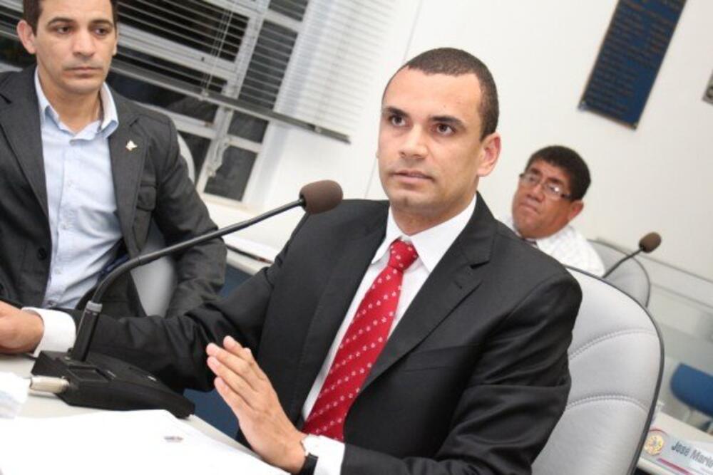 ADRIANO VITOR SOLICITA INFORMAÇÕES SOBRE AÇÕES E PROGRAMAS REFERENTES À HIV/AIDS