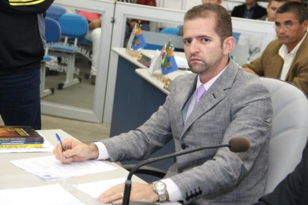 VEREADOR BRANCO SOLICITA MELHORIAS PARA MUNÍCIPES