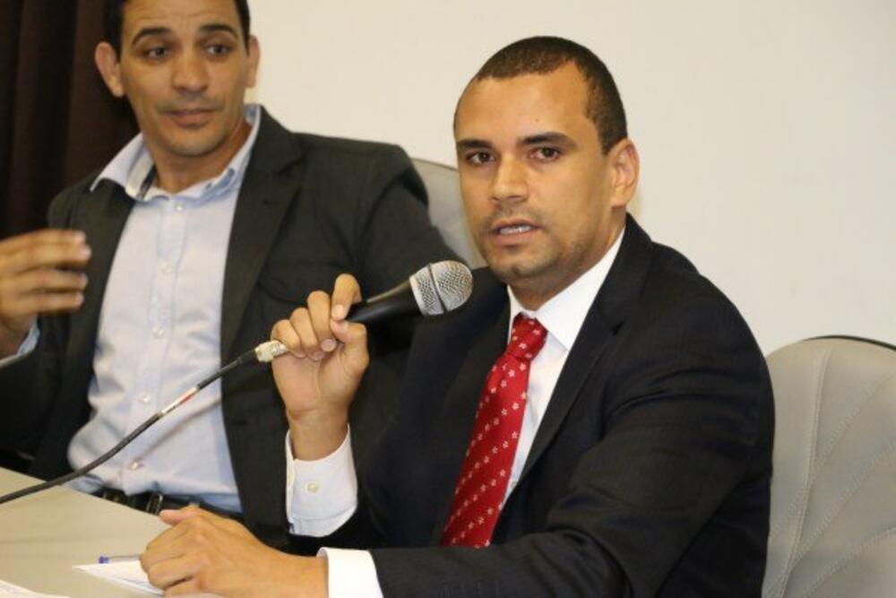 ADRIANO VITOR SUGERE MELHORIAS NA EMEB 