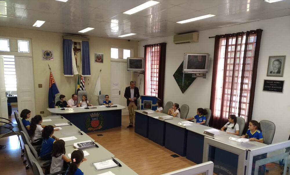 VEREADORES ADRIANO E LUIZ MELADO RECEPCIONAM ALUNOS DA REDE MUNICIPAL DE ENSINO NA CÂMARA MUNICIPAL