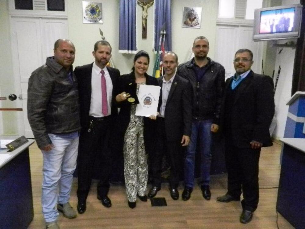 VEREADORES ENTREGAM “MEDALHA 22 DE FEVEREIRO” À COORDENADORA DA UMIS