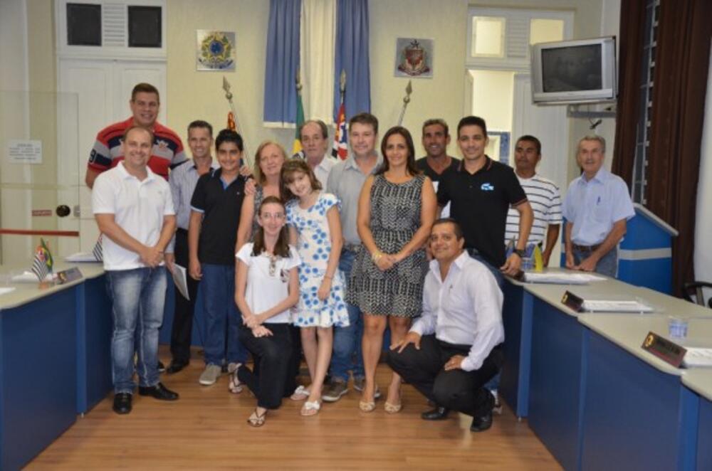 FAMILIARES RECEBEM HOMENAGEM DO VEREADOR DU SOROCABA