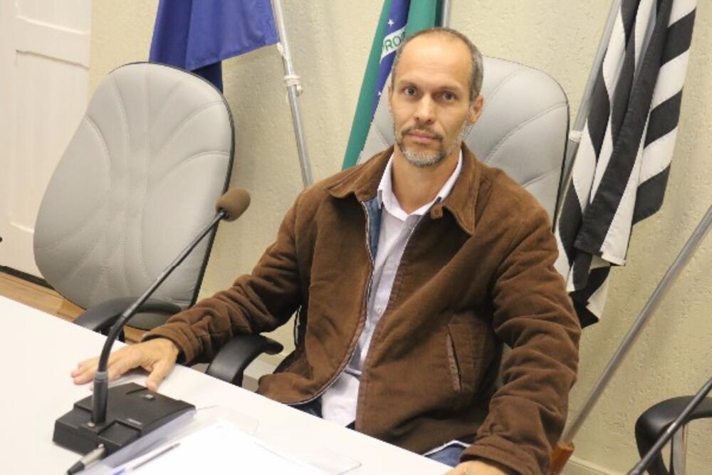 VEREADOR ROBINHO PEDE CONFECÇÃO DE BOLETO DE IPTU EM LINGUAGEM 'BRAILLE' E COMEDOURO PARA CÃES DE RUA