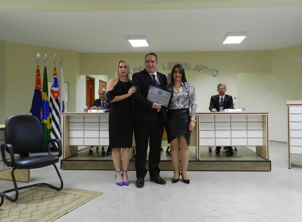 EM SESSÃO SOLENE, CÂMARA ENTREGA TÍTULO DE CIDADÃO AO EMPRESÁRIO MAURO MORATA