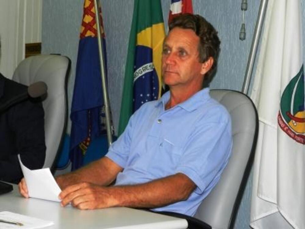 VEREADOR “TIDE” QUESTIONA BENFEITORIAS NA REDE DE ESGOTO DO BAIRRO COLINAS DE SÃO PEDRO
