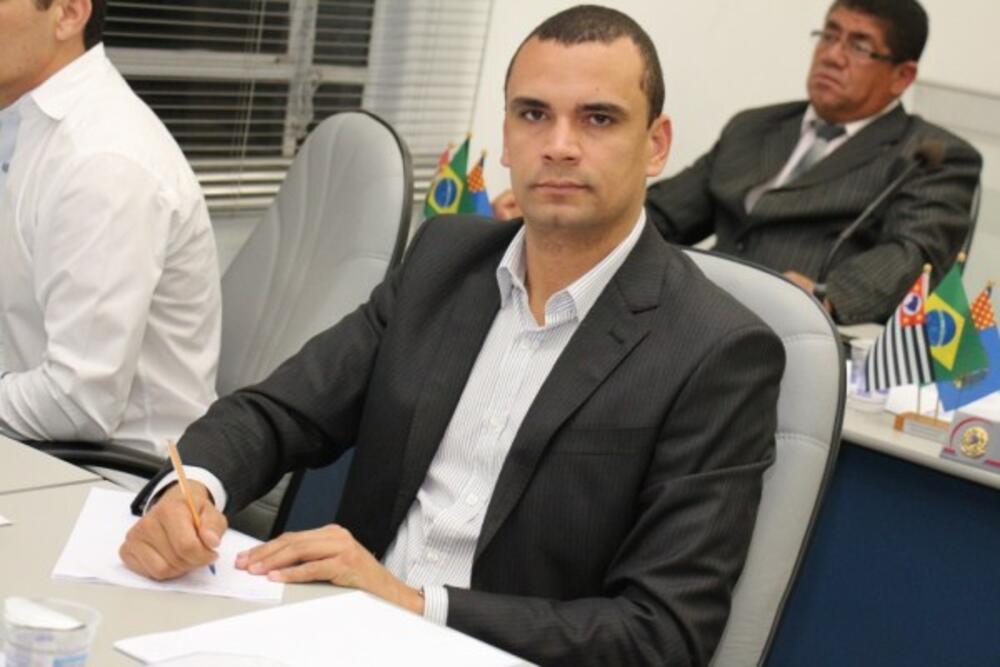 ADRIANO VITOR SOLICITA MANUTENÇÃO DO LETREIRO NA ENTRADA DO MUNICÍPIO